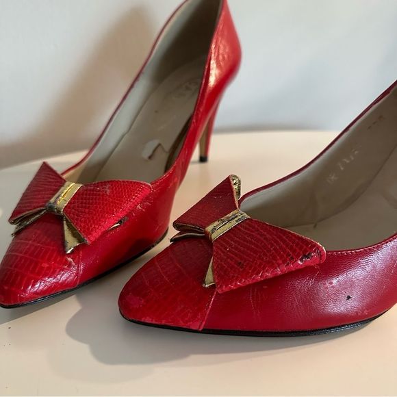 Vintage Red Pumps With Bows, Made In Spain, Embossed Leather, Gold Elements - Picture 7 of 16
